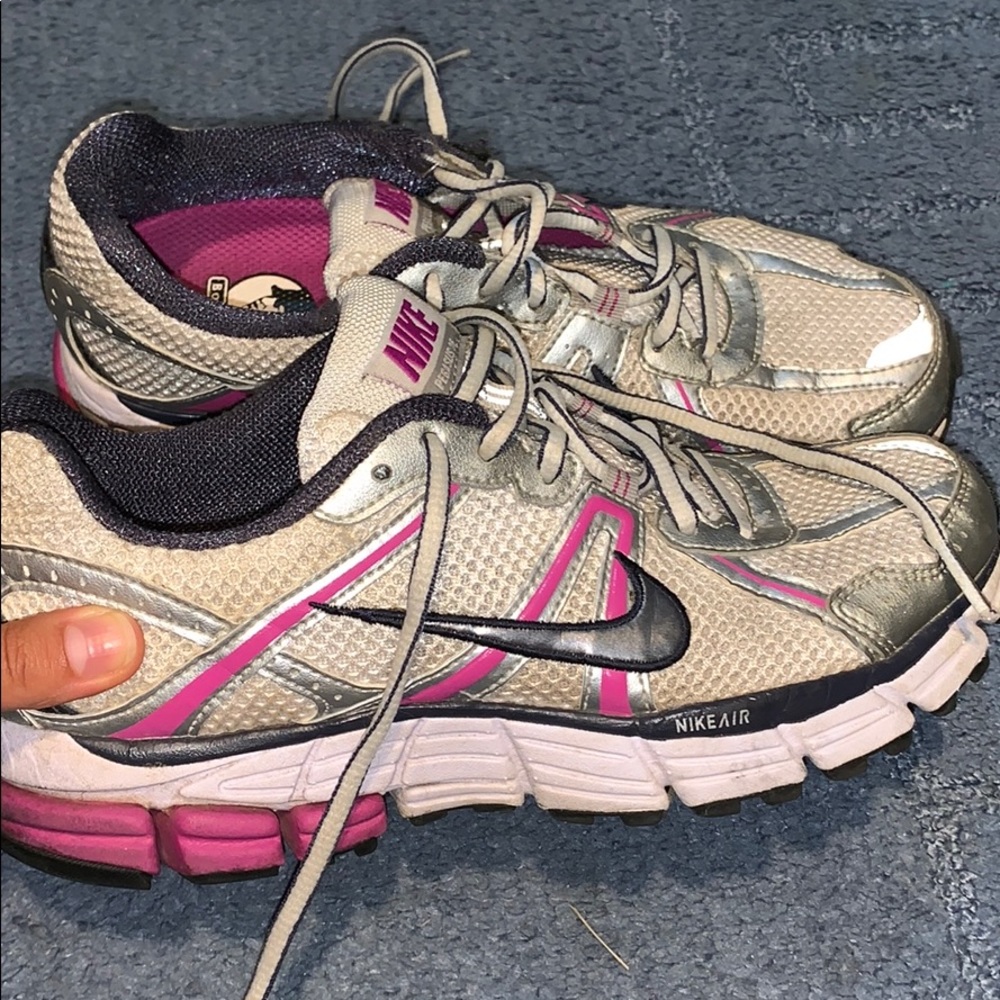 Women’s tennis shoes